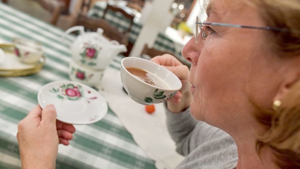 Celia Brandenburger, langjährige Mitarbeiterin beim Bünting-Teemuseum in Leer, erklärt regelmäßig Besuchern die ostfriesische Teezeremonie – hier 2019. Für Tee wird weiches Wasser bevorzugt. Aber ist das Wasser in der Stadt Leer wirklich so weich wie beworben? Foto: Klaus Ortgies/Archiv