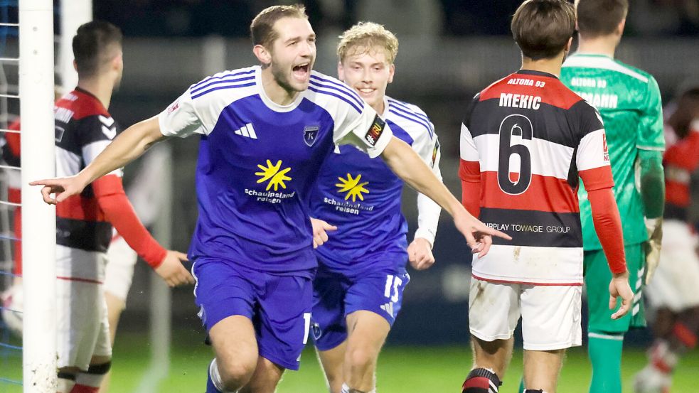 Mit dem 5:1-Sieg gegen Altona 93 schaffte der BSV Kickers Emden Anfang November die Trendwende. Nun will sich das Team um Marten Schmidt (vorne) und Bent Andresen (dahinter) mit einem weiteren Sieg in die Winterpause verabschieden. Foto: Jens Doden/ Emden