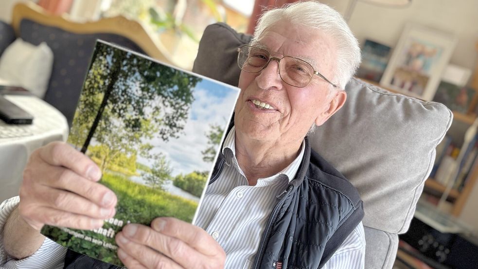 Heinz Eschen lebt seit 86 Jahren „auf dem Poller“ in Wiesmoor – und hat über das Leben im Moor ein Buch geschrieben. Foto: Nicole Böning