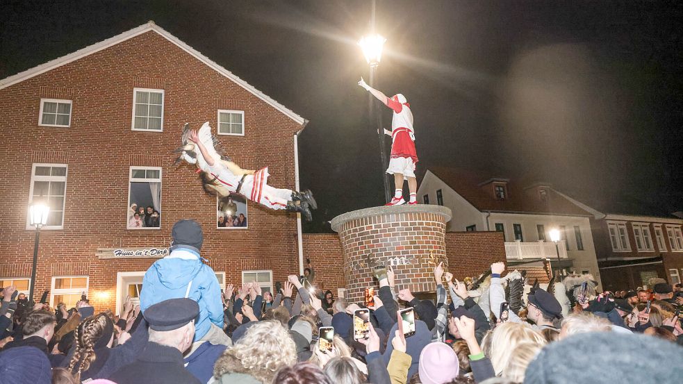 Klaasohm, der „höchste Feiertag“ der Borkumer, endete mit dem traditionellen Sprung in die Menge. Foto: Claus Hock