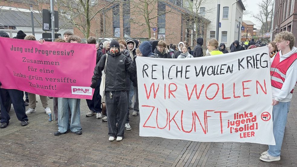 Rund 50 junge Menschen demonstrierten in Leer gegen die Wehrpflicht. Foto: Bodo Wolters