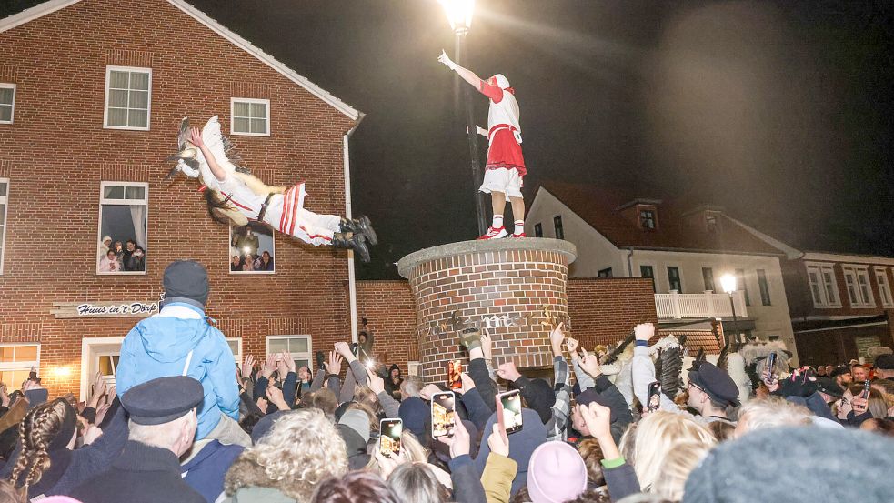 Der Höhepunkt: ein Klaasohm springt vom „D“. Foto: Claus Hock