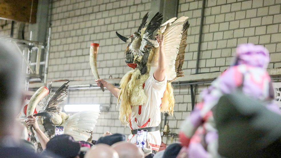 Einer der großen Klaasohms lässt sich von der Menge feiern. Foto: Claus Hock