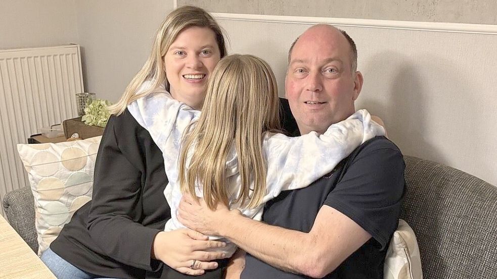 Tanja und Stefan Böök mit ihrer Tochter Ella. Vater und Tochter leben beide mit einem Spenderherz. Die Eltern möchten aber nicht, dass ihre achtjährige Tochter erkannt wird. Foto: Petra Herterich
