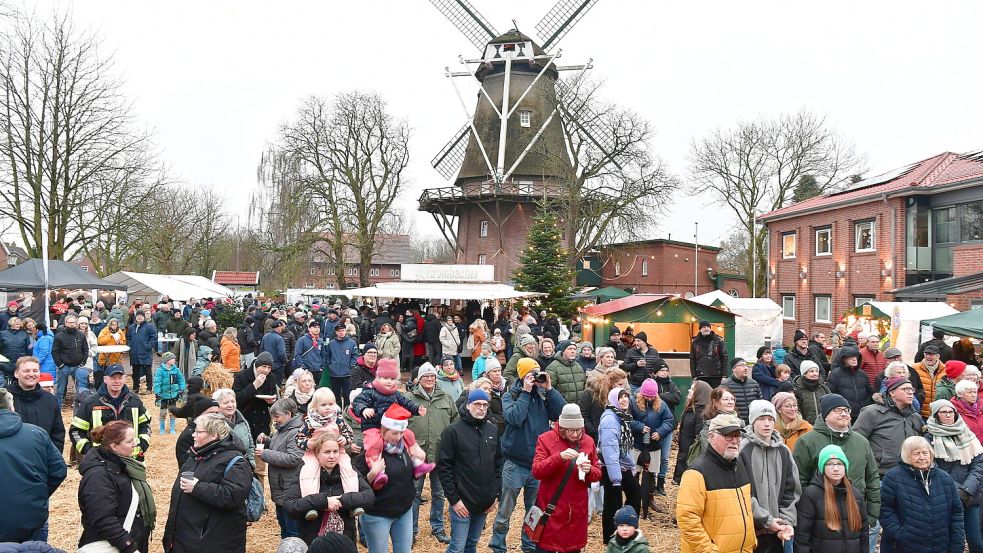 Viel los: Den Weihnachtsmarkt an der Mühle wollte neimand verpassen. Foto: Heinz Wagenaar