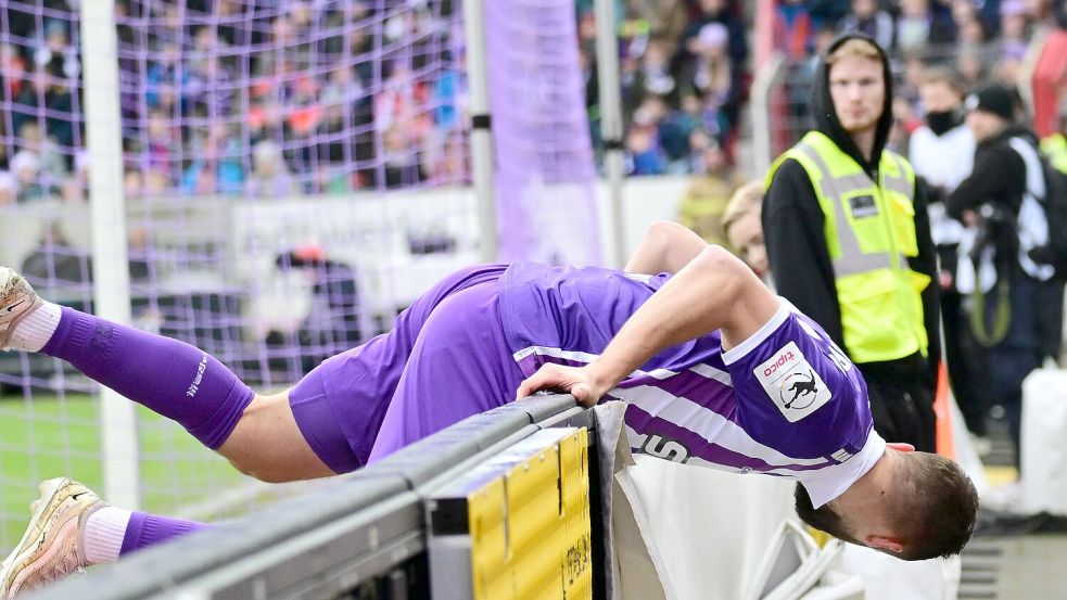 Bruchlandung: Der VfL Osnabrück und David Kopacz verloren am Samstag mit 0:1 gegen den SV Wehen Wiesbaden. Foto: Helmut Kemme