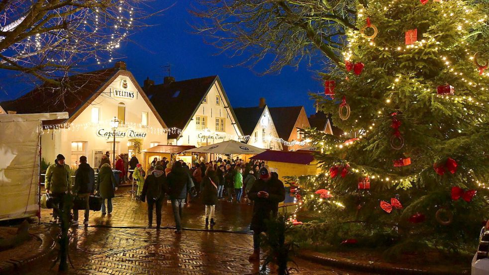 So stimmungsvoll ist es auf dem Weihnachtsmarkt in Greetsiel. Foto: Heinz Wagenaar
