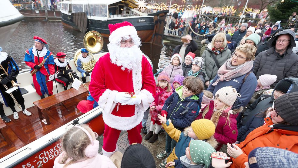 Da ist er: Der niederländische Sinterklaas kam per Boot nach Emden. Foto: Jens Doden