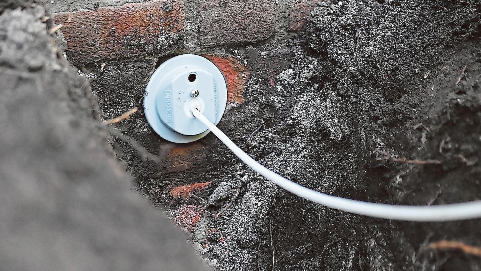 Kommt unspektakulär als dünnes Kabel ins Haus: Mit dem Glasfaserausbau soll eine flächendeckende Versorgung mit schnellem Internet möglich werden. Foto: IMAGO / diebildwerft