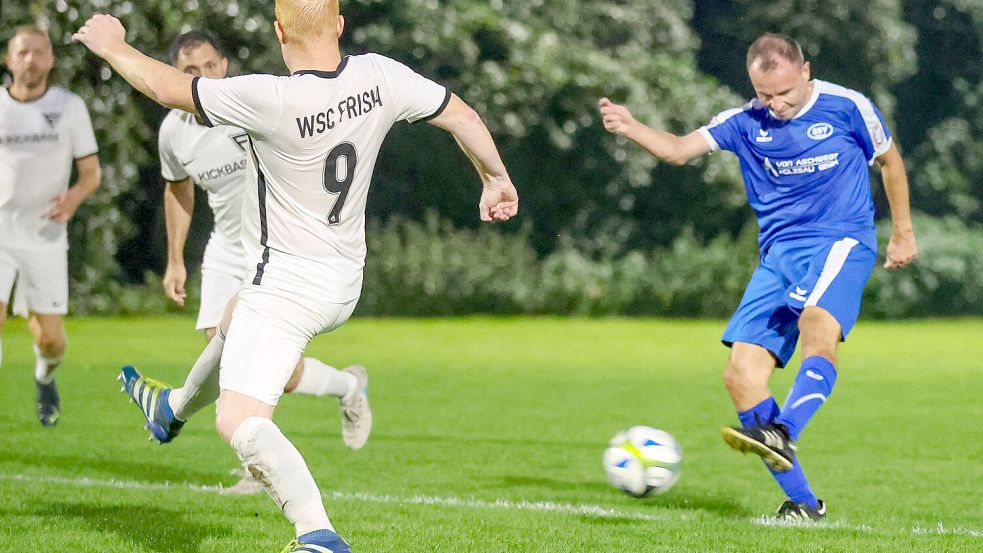 Jakob Bertram (rechts) ist eigentlich Teil der Ü40-Mannschaft des SSV Jeddeloh – hier zu sehen bei einem Ü40-Bezirkspokalspiel gegen Frisia Wilhelmshaven. Wegen großer Personalnot berief in sein Ü40-Mitspieler und Erste-Herren-Trainer Björn Lindemann in den Viertliga-Kader. Foto: Privat