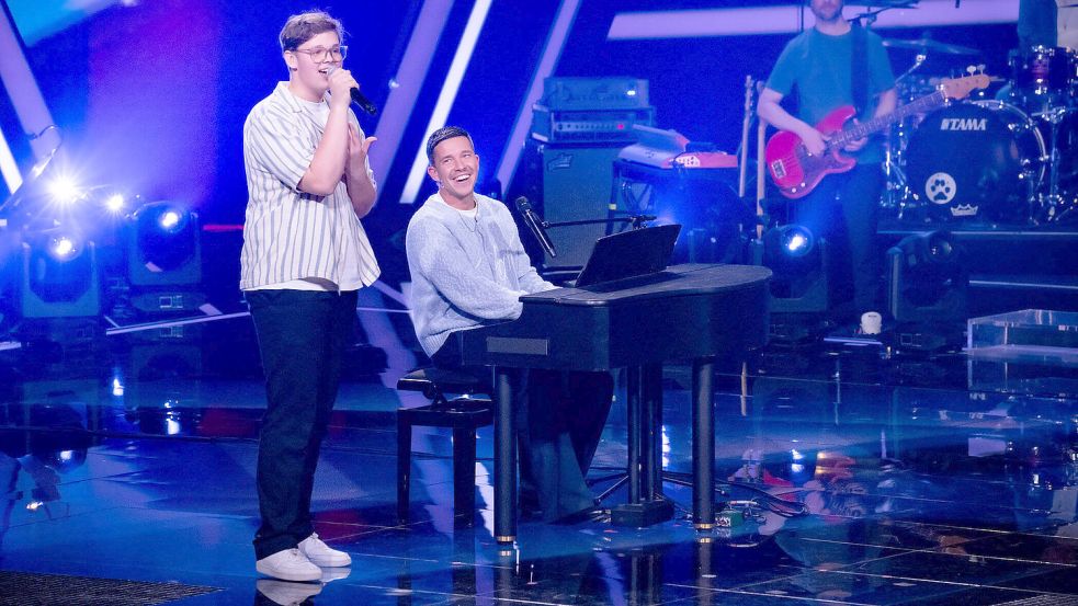 Marvin Tapper aus Leer zusammen mit seinem Coach Nico Santos bei „The Voice“. Foto: Joyn/Claudius Pflug