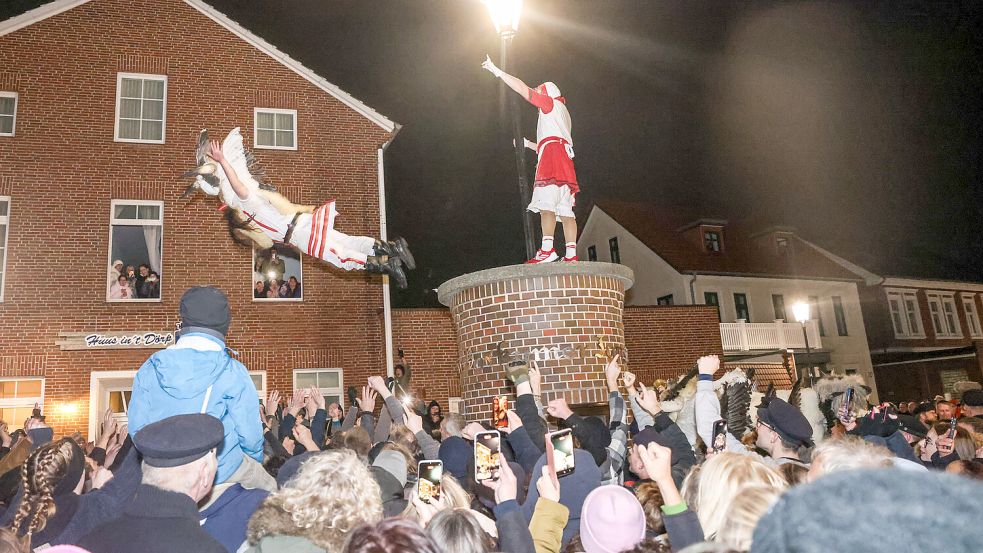 Der Höhepunkt: ein Klaasohm springt vom „D“. Foto: Claus Hock