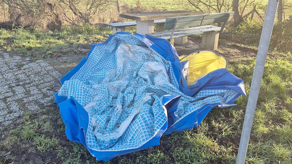 Ausgedient: Ein unbekannter Müllsünder hat einfach einen Gartenpool auf dem Rastplatz Rheiderland liegen lassen. Foto: Frank Loger