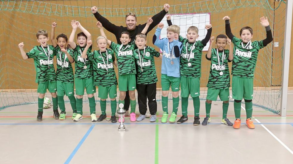 Beim Turnier in Wiesmoor feierte Wasem Al-Ali mit seinem Team und Trainer Jan-Niklas Eickels den Turniersieg. Foto: Privat