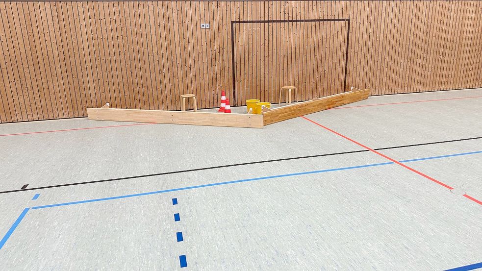In der Sporthalle der Oberschule Uplengen standen in der Vergangenheit schon Eimer, die das Wasser auffangen sollten. Foto: privat/Archiv