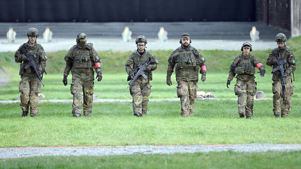 Rekruten bei der Gefechtsausbildung zur Basisausbildung bei der Bundeswehr im Aufklärungsbataillon 7 in Ahlen. Foto: Federico Gambarini/dpa