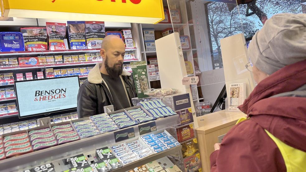Am Tresen verkauft André Matzke Süßes, Tabakwaren und Rubbellose.