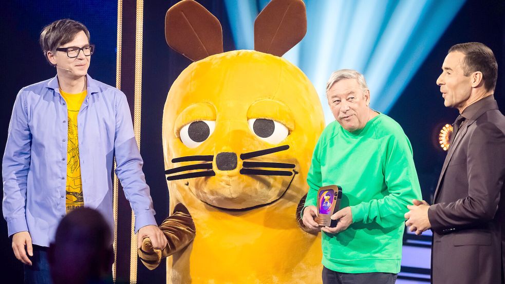 Hier steht Ralph Caspers (links) mit der Maus, Christoph Biemann und Kai Pflaume auf der Bühne bei der ARD-Jubiläumsshow. Bald kommt er nach Leer. Foto: Christoph Soeder/dpa