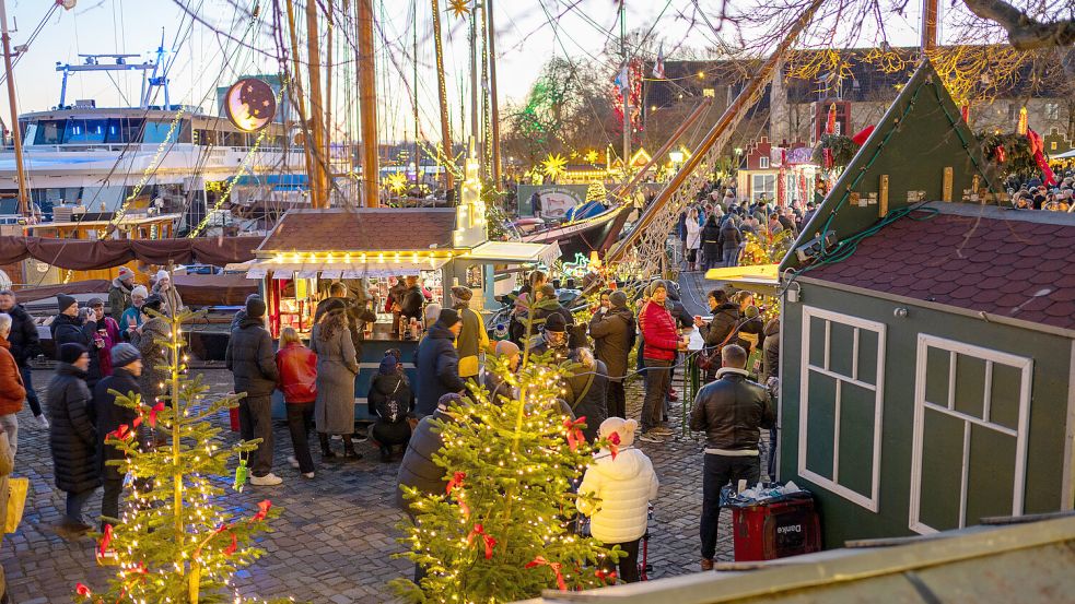 Stimmungsvoll ist der Wiehnachtsmarkt achter d’ Waag am Museumshafen in Leer beleuchtet. Foto: Klaus Ortgies