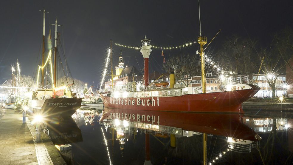 Der Emder Ratsdelft im feierlichen Lichterschein: Zum Engelkemarkt gehören auch die Museumsschiffe mit ihren Angeboten. Foto: Jens Doden