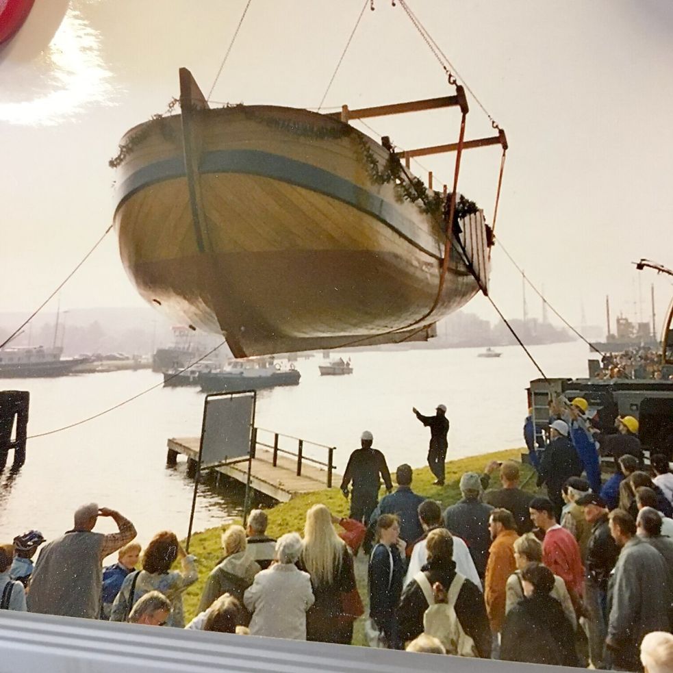 Die Tjalk „Anne“ wurde als Nachbau eines niederländischen Handelsschiffes vom Arbeitskreis auf der sogenannten Teufelsinsel in Emden erbaut. Bei der Zuwasserlassung waren einige Besucher. Foto: Arbeitskreis