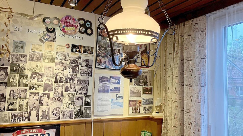 So kennen und lieben viele Stammgäste die urige Gaststätte: mit vielen alten Fotos und historischer Einrichtung. Foto: Lotta Groenendaal/Archiv
