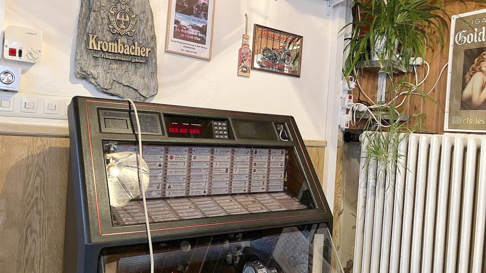 Auch die Jukebox gehört zum Inventar des Gasthauses am Markt. Foto: Lotta Groenendaal/Archiv