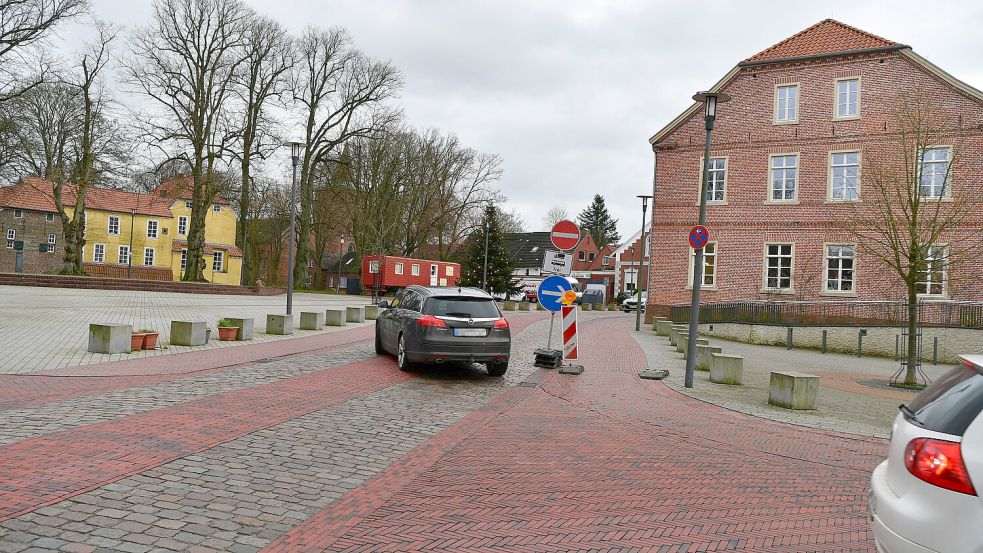 Die Burgstraße bei der Manningaburg ist aktuell lediglich für Anlieger und Linienbusse freigegeben. Ein Großteil der Straße ist während der Bauarbeiten als Einbahnstraße ausgewiesen – daran halten sich nicht alle. Fotos: Heinz Wagenaar