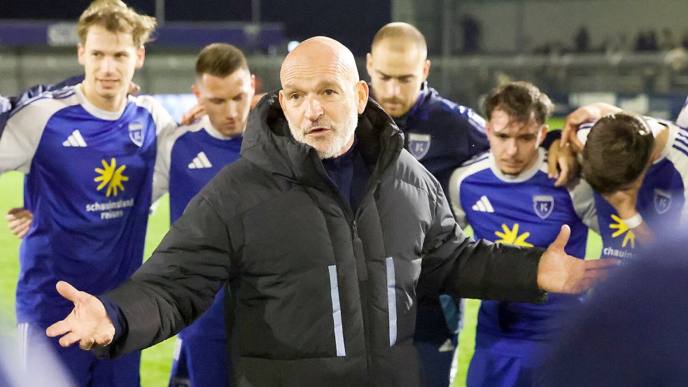 Stefan Emmerling steckt mit Kickers Emden momentan im Abstiegskampf. Der Coach trainiert seit 2019 den BSV. Fotos: Doden/Emden