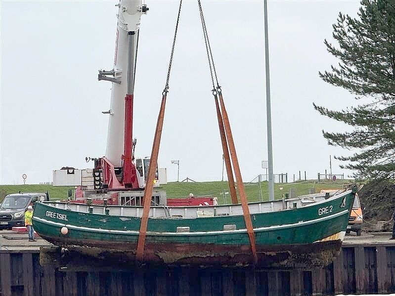 Kutter am Haken: Am Donnerstag wurde „Erna“ per Kran aus dem Wasser gehoben. Sie wird nun weiter zerlegt und verschrottet. Foto: Kruse