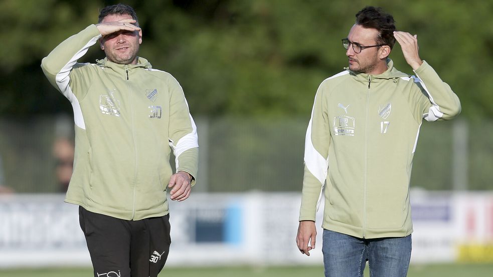 Trainer Bernd Grotlüschen (links) und Co-Trainer Julian Bennert trafen sich mit dem Verein zu einer Analyse. Foto: Jens Doden/ Emden