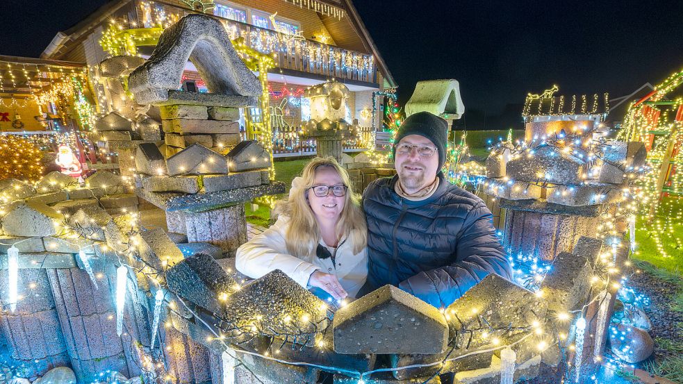 Sabrina und Klaas Behrends verwandeln ihr Haus in Wilhelmsfehn an der Hauptwieke seit 2018 zur Adventszeit in ein leuchtendes Weihnachtshaus. In diesem Jahr haben sie sich selbst übertroffen. Foto: Klaus Ortgies