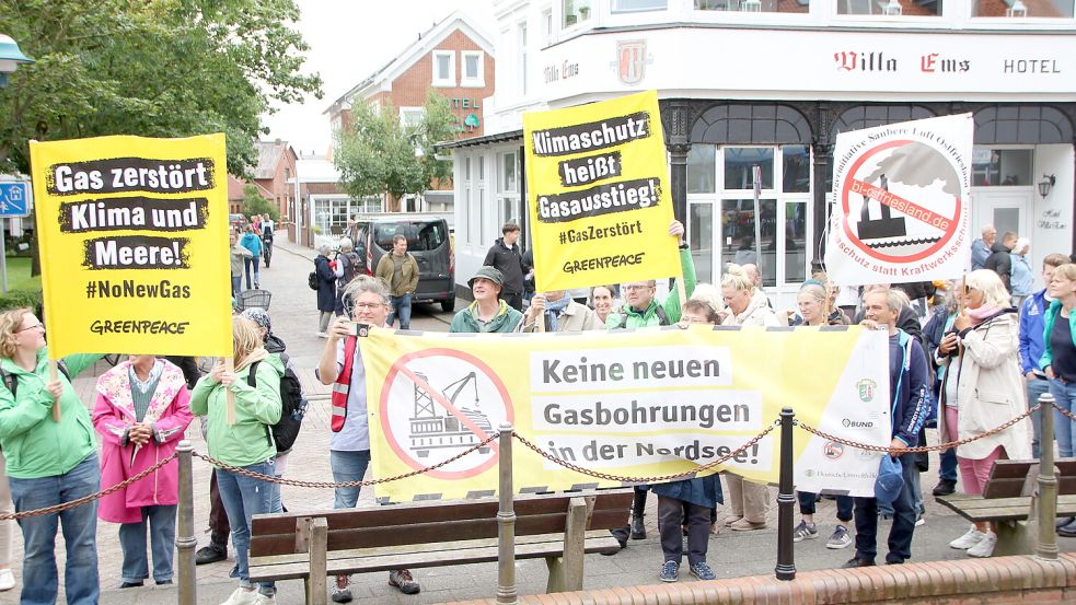 Beim Besuch von Olaf Lies auf Borkum im Sommer 2024 – damals noch als niedersächsischer Wirtschaftsminister – gab es zahlreiche Proteste gegen das Gasprojekt. Foto: Florian Ferber/Archiv