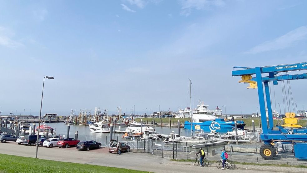 Der Hafen Norddeich ist einer der wichtigsten Betriebs- und Offshore-Stützpunkte Niedersachsens. Foto: Melanie Hanz