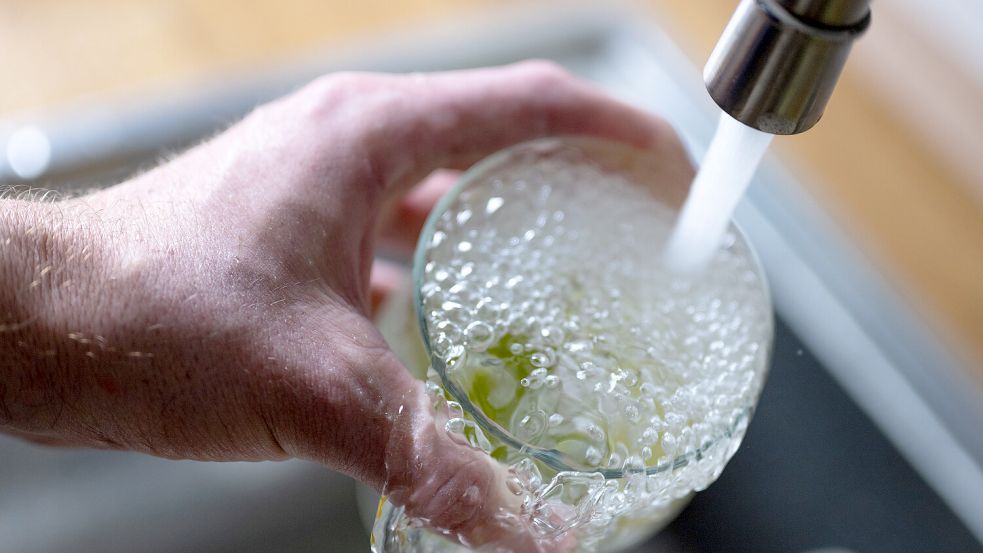 Auch die Preise für Trinkwasser werden angepasst. Foto: Monika Skolimowska/dpa
