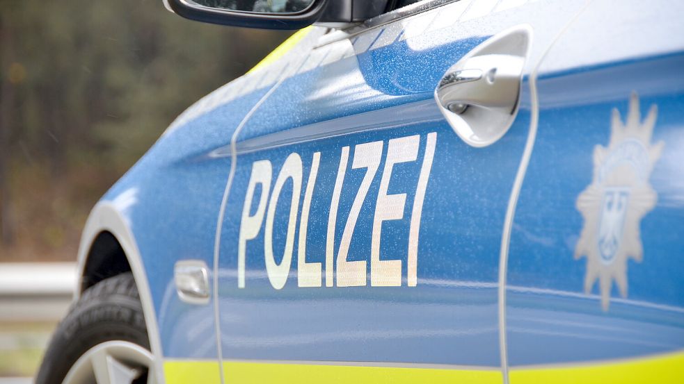 Laut Polizei wurden mehrere Fahrzeuge durch Reifenteile auf der A 28 in Leer beschädigt. Symbolfoto: Bundespolizei