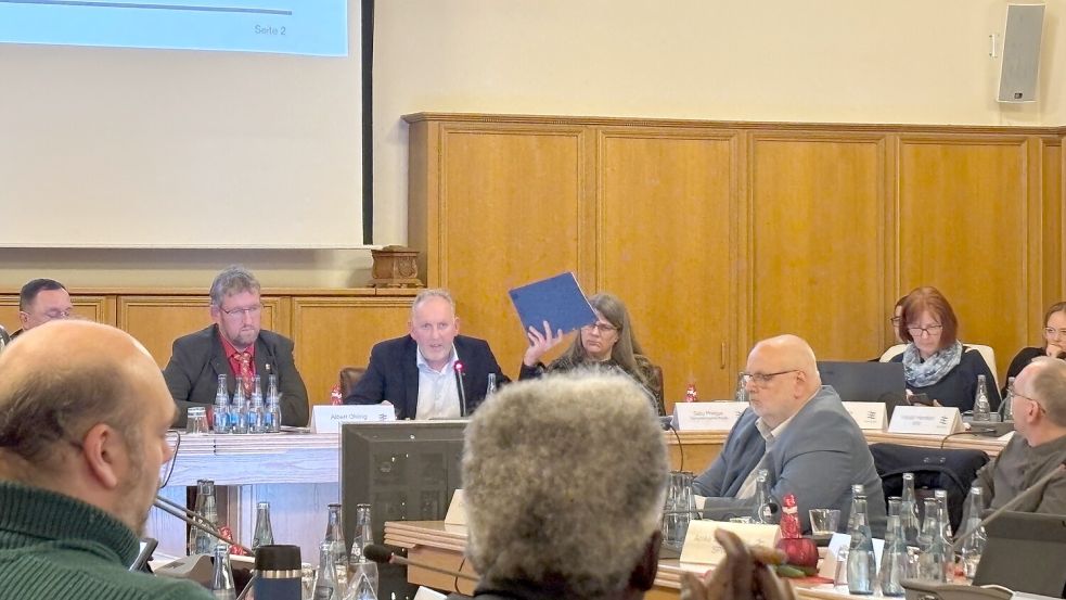 Stadtrat Volker Grendel (mit blauem Heft in der Hand) wurde im Emder Rat emotional. Er wies es zurück, dass der Vorschlag der Stadt „pragmatisch“ sei. „Ich brenne für das Thema“, sagte er. Es habe einen „vorbildlichen Beteiligungsprozess“ gegeben, durch den der Vorschlag der Verwaltung erarbeitet worden sei. Foto: Mona Hanssen