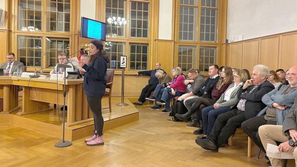 Stadtelternratsvorsitzende Zerrin Mentjes las in der Einwohnerfragestunde einen langen Fragenkatalog vor. In den Besucherreihen saßen Lehrer, Eltern, Schüler und andere Interessierte. Foto: Mona Hanssen