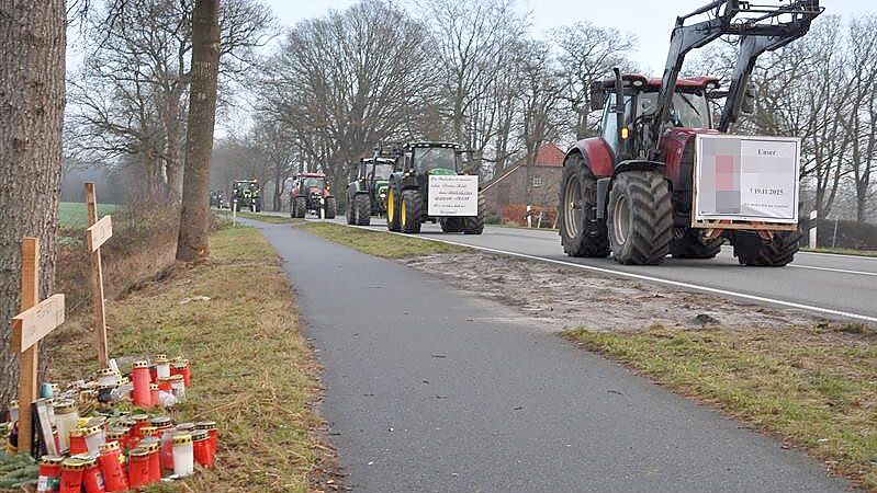 Der Korso passiert die Unfallstelle. Mit Transparenten an den Traktoren erinnern die Mitfahrenden an die Opfer, die hier am 19. November starben. Foto: Susanne Ullrich
