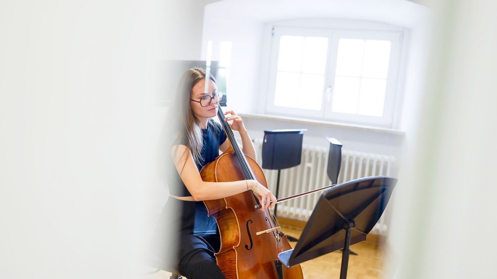 Hinter Glas: Dana Paschke probt Cello ganz oben im Schloss. Foto: Michael Gründel