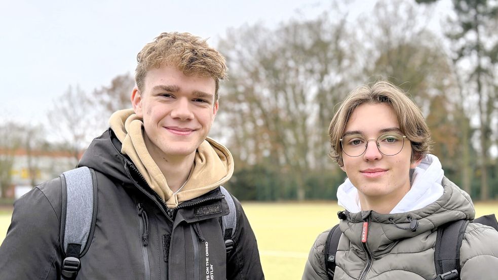 Schülersprecher Lucas Benkendorf (links) und Mathis Köhne von der KGS Wiesmoor bei der Aktion gegen das neue Wehrdienstgesetz. Foto: Nicole Böning