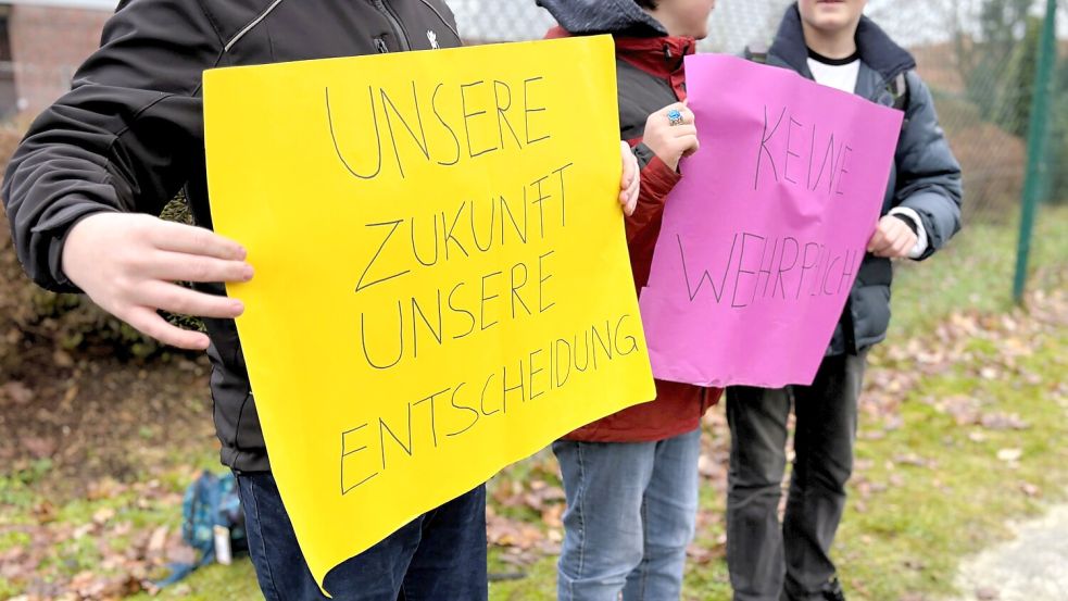 Aktion gegen die Wehrpflicht am Freitag, 5. Dezember 2025, an der KGS Wiesmoor. Foto: Nicole Böning