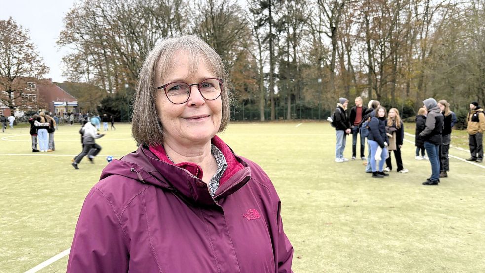 Die Schulleiterin der KGS Wiesmoor, Ulrike Sieckmann, bei der Aktion gegen die Wehrpflicht. Foto: Nicole Böning