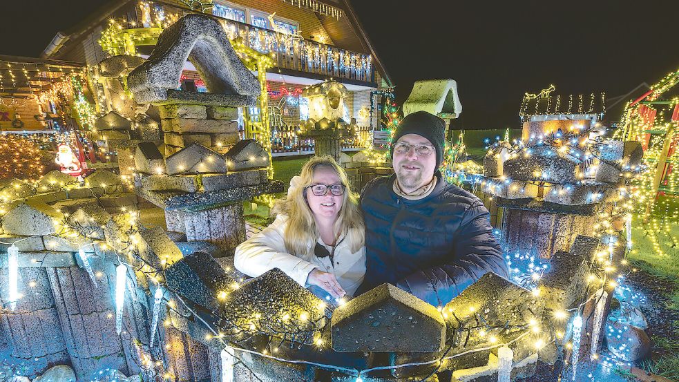 Sabrina und Klaas Behrends verwandeln ihr Haus in Wilhelmsfehn an der Hauptwieke seit 2018 zur Adventszeit in ein leuchtendes Weihnachtshaus. In diesem Jahr haben sie sich selbst übertroffen. Foto: Klaus Ortgies
