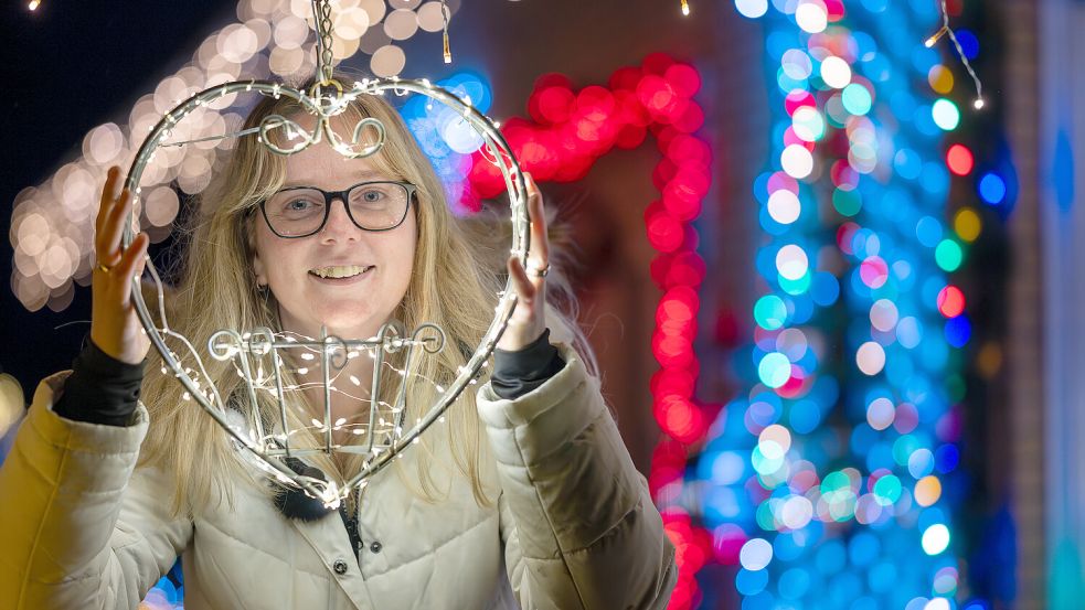 Sabrina Behrends ist wie ihre ganze Familie ein echter Weihnachtsfan. Auch in der Wohnung wird dekoriert: „Die Kinder lieben das.“ Foto: Klaus Ortgies