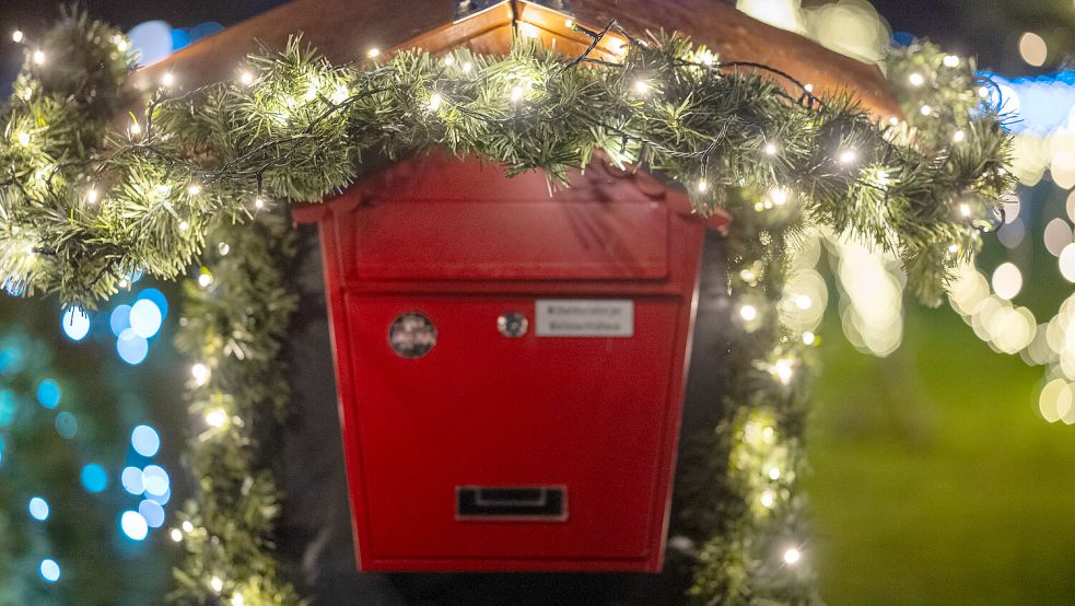 Seit diesem Jahr hat das Weihnachtshaus einen Briefkasten für Fanpost. Er liegt etwas versteckt hinter der Tafel an der Einfahrt und ist von der Stelzenwieke aus zugänglich. Foto: Klaus Ortgies