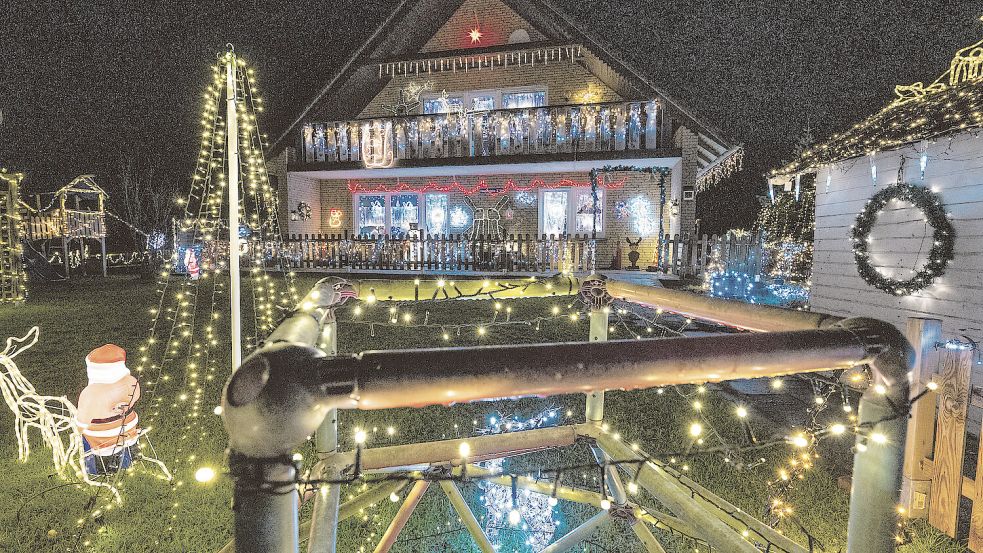 Von der Hauptwieke aus ist das X-mas-Haus nicht zu übersehen. Am besten fährt man von Wiesmoor nach Großefehn, dann ist die Schokoladenseite an der Stelzenwieke zu sehen. Foto: Klaus Ortgies