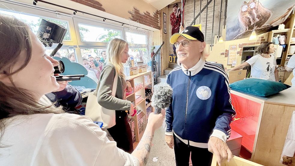 Otto Waalkes war am 1. August 2025 in Emden zur Ottogrammstunde. Die Presse durfte kurz mit ihm sprechen, dann wollte er Zeit haben für seine vielen Fans, die teilweise schon seit Stunden auf ihn gewartet hatten. Fotos: Klaus Ortgies/Archiv