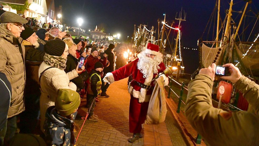 Hunderte Besucher warteten im Greetsieler Hafen auf die Ankunft des Weihnachtsmanns mit dem Kutter. Foto: Heinz Wagenaar
