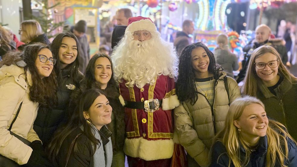 Ein Foto mit dem Weihnachtsmann: Im Kreis Leer wurde es am Wochenende weihnachtlich. Foto: Bodo Wolters